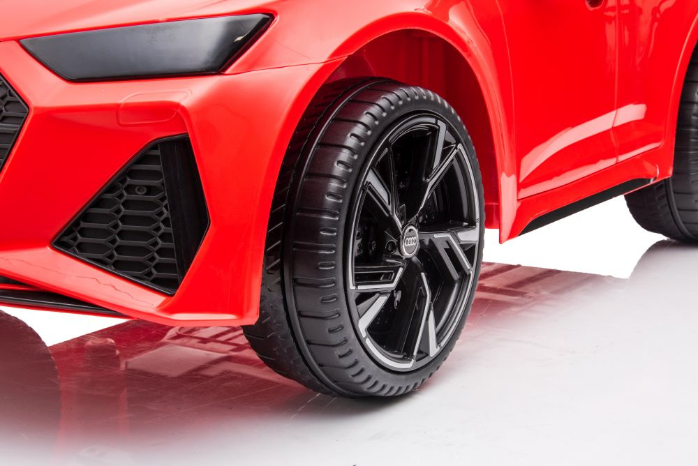 Elektrinis automobilis audi rs6 brd-2118, raudonas