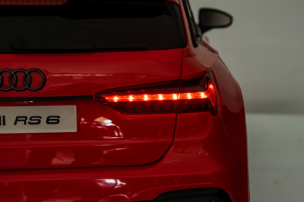 Elektrinis automobilis audi rs6 brd-2118, raudonas