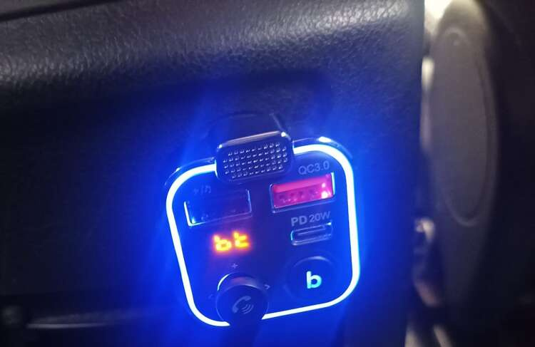 Bluetooth Fm Siųstuvas Su Automobiliniu Įkrovikliu