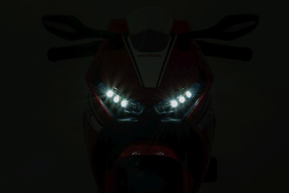 Akumuliatorinis motociklas honda cbr1000rr, raudonas