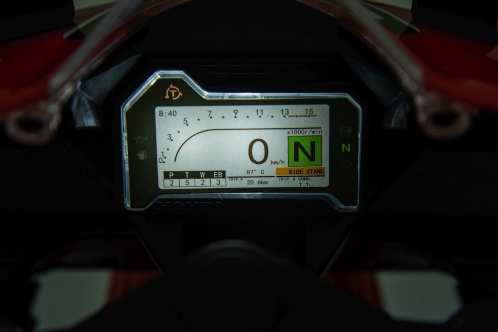 Akumuliatorinis motociklas honda cbr1000rr, raudonas