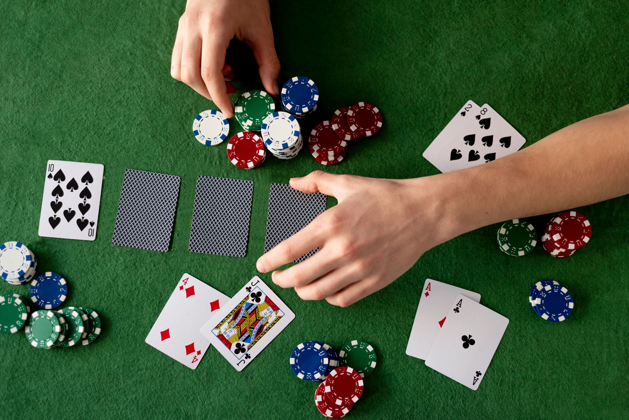 Pilnas pokerio ir blackjack rinkinys 300 žetonų