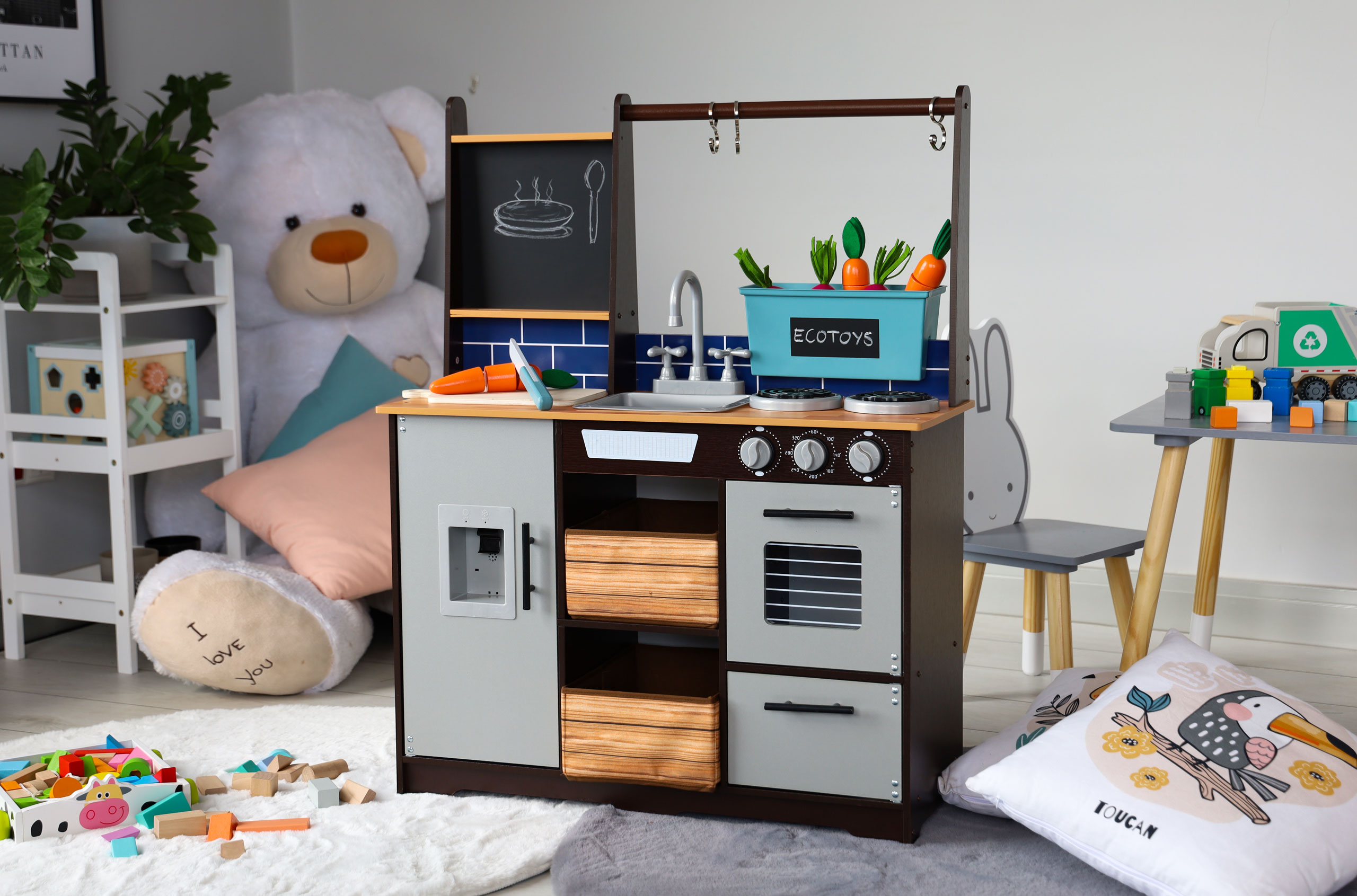 MEDINĖ VIRTUVĖLĖ SU PRIEDAIS- ECOTOYS