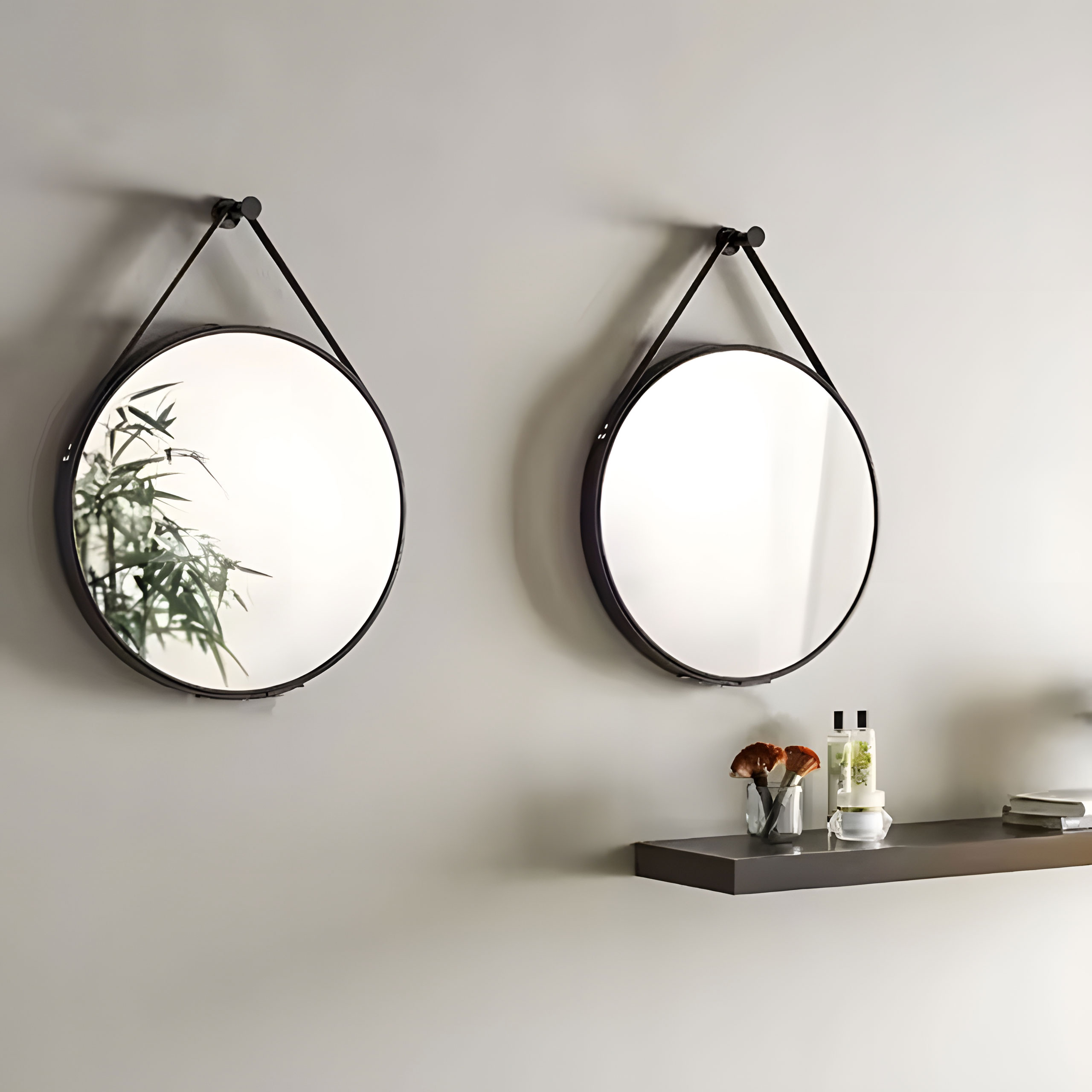 Apvalus sieninis veidrodis su juodu aliuminio rėmu ir diržu, 60 cm skersmens – ModernHome