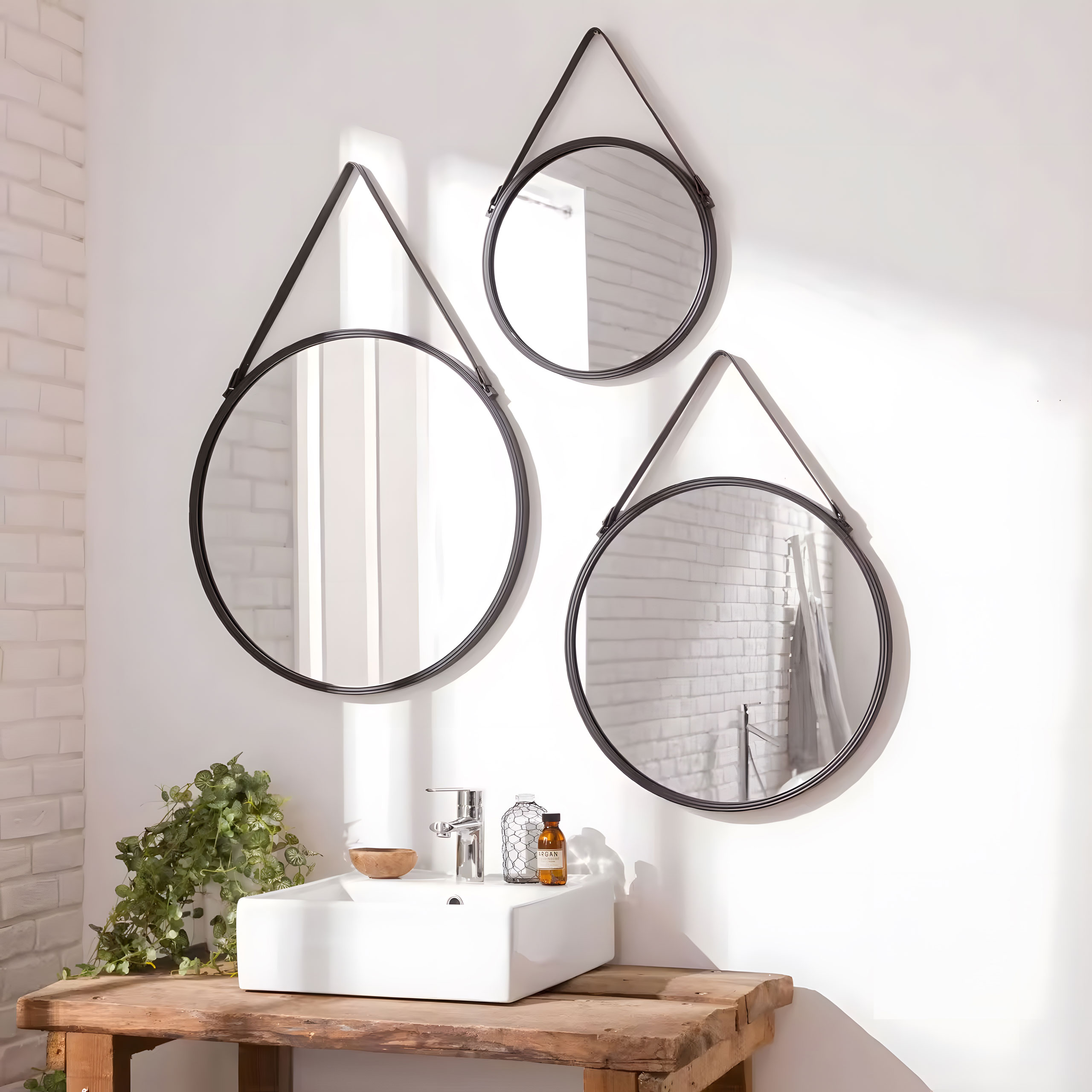 Apvalus sieninis veidrodis su juodu aliuminio rėmu ir diržu, 60 cm skersmens – ModernHome