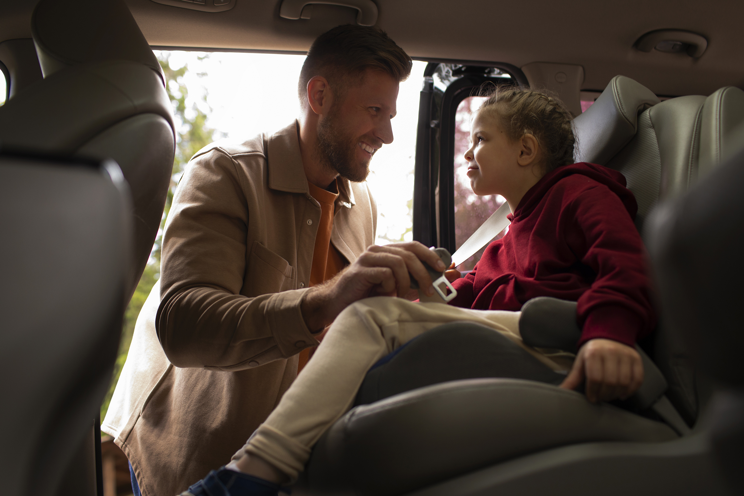 Automobilinė sėdynės paaukštinimo pagalvėlė ECOTOYS su ISOFIX sistema ir puodelio laikikliu, skirta vaikams nuo 125 iki 150 cm ūgio