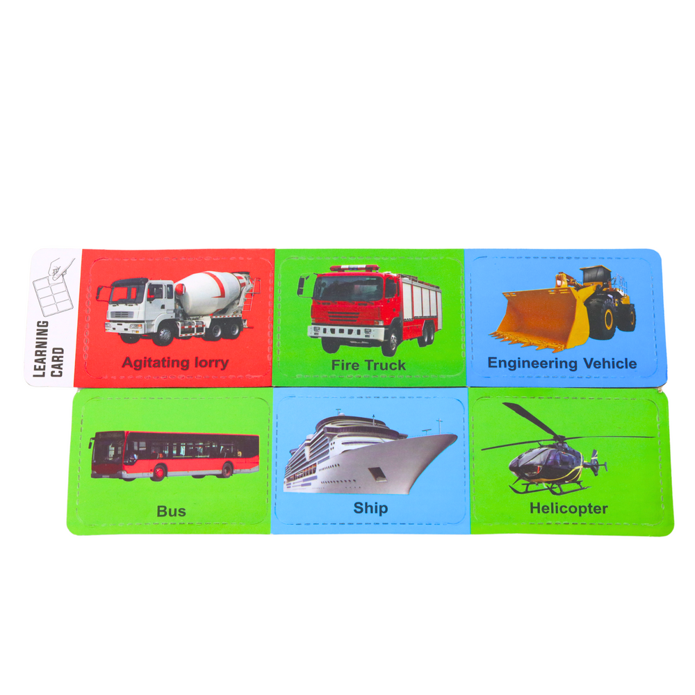 Raudonas metalinis automobilis su kemperiu