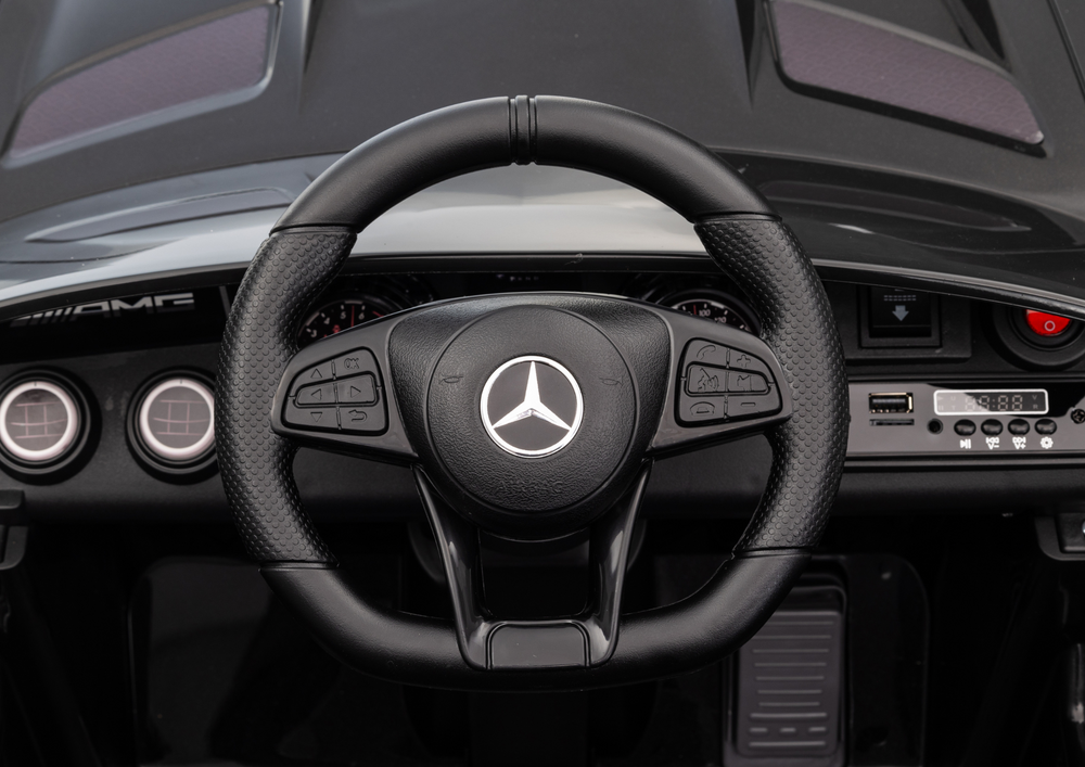 Juodas mercedes gtr akumuliatorinis automobilis vaikams