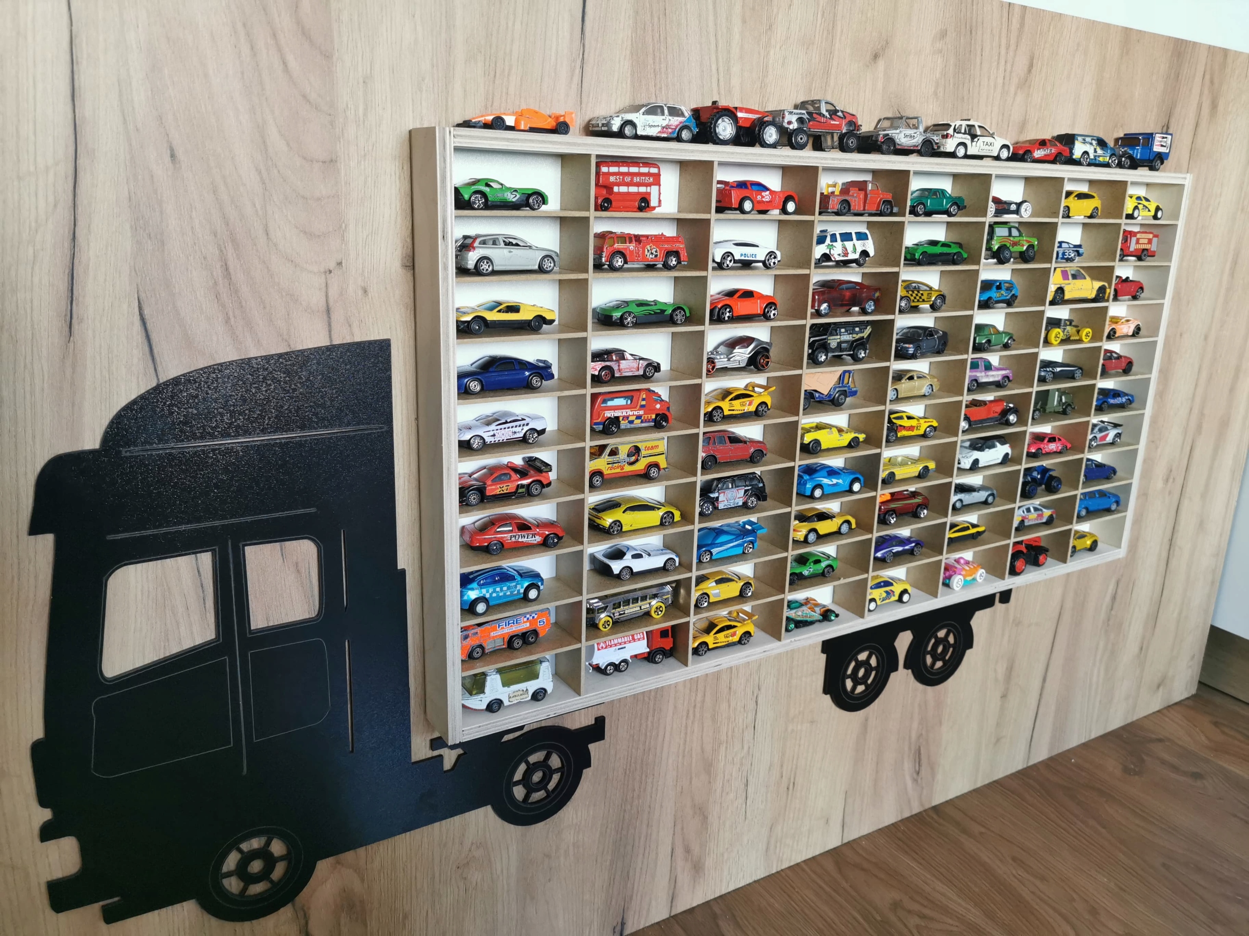 AUTOMOBILIO LENTYNA HOT WHEELS ORGANIZATORIUS 80 SKYRIŲ MEDIS + SUNKVEŽIMIS
