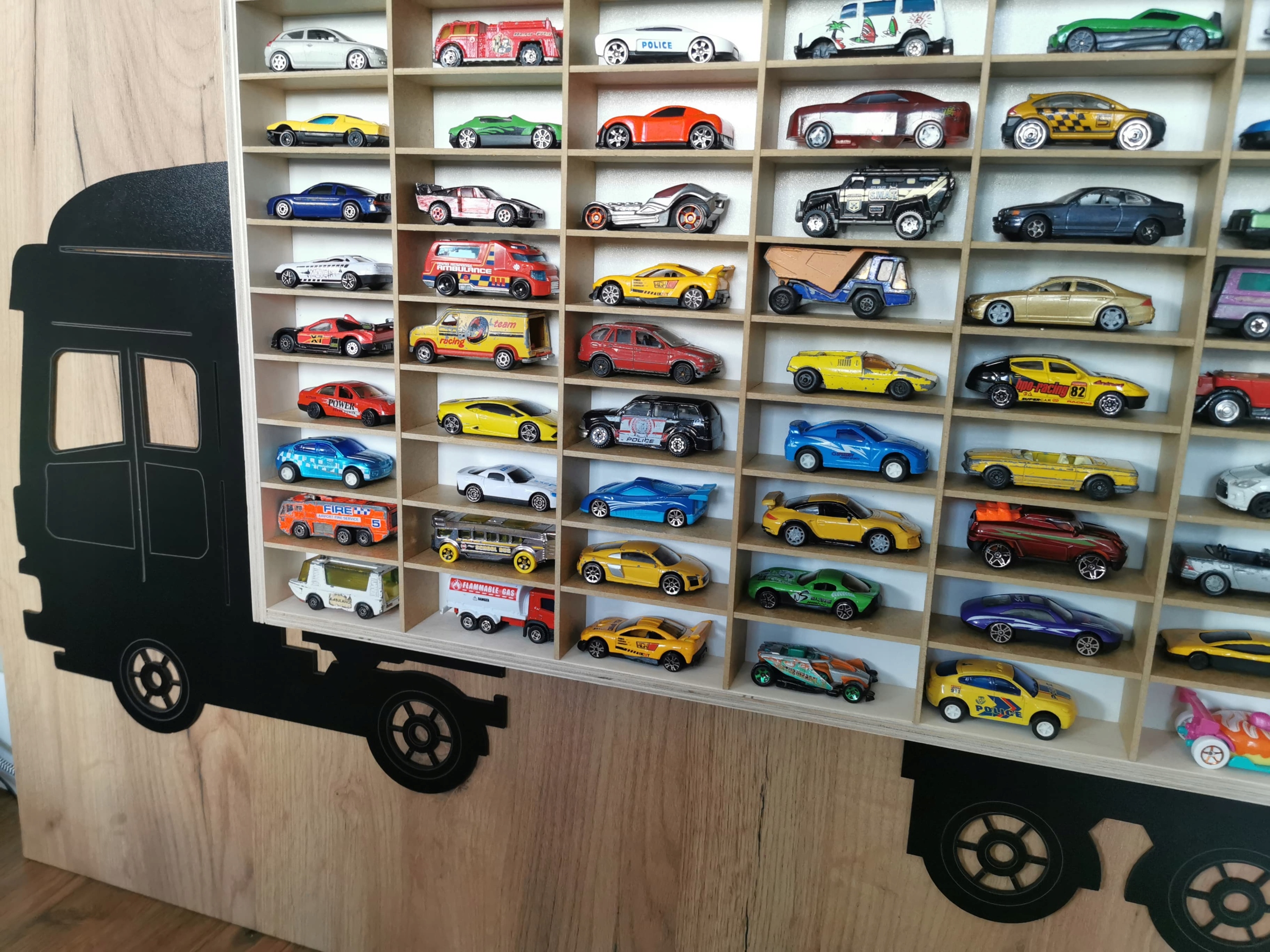 AUTOMOBILIO LENTYNA HOT WHEELS ORGANIZATORIUS 80 SKYRIŲ MEDIS + SUNKVEŽIMIS