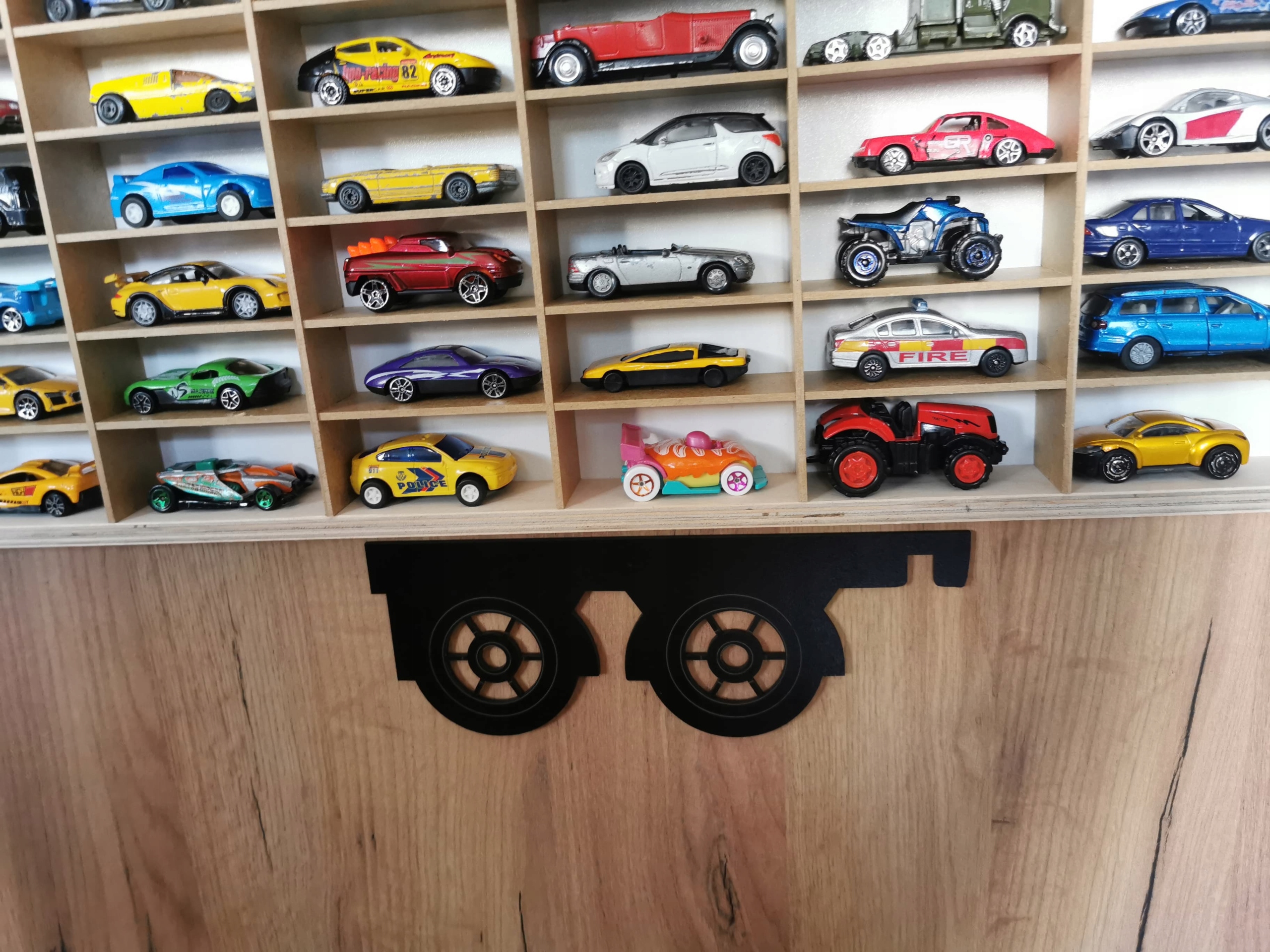 AUTOMOBILIO LENTYNA HOT WHEELS ORGANIZATORIUS 80 SKYRIŲ MEDIS + SUNKVEŽIMIS