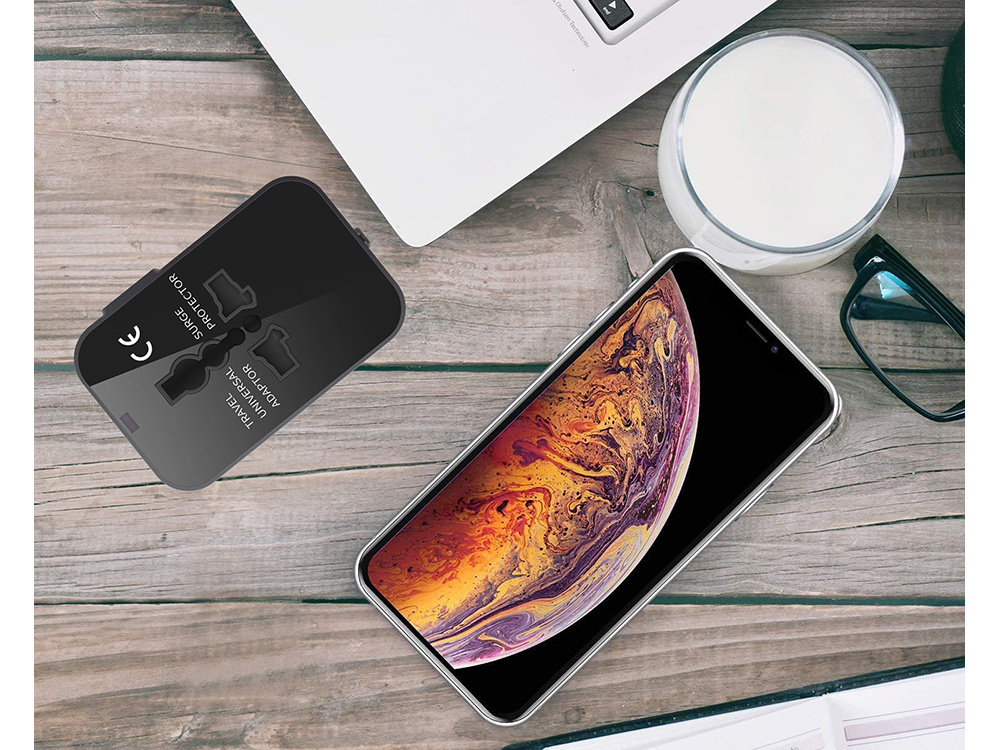 Universalus adapteris su 2 usb jungtimis