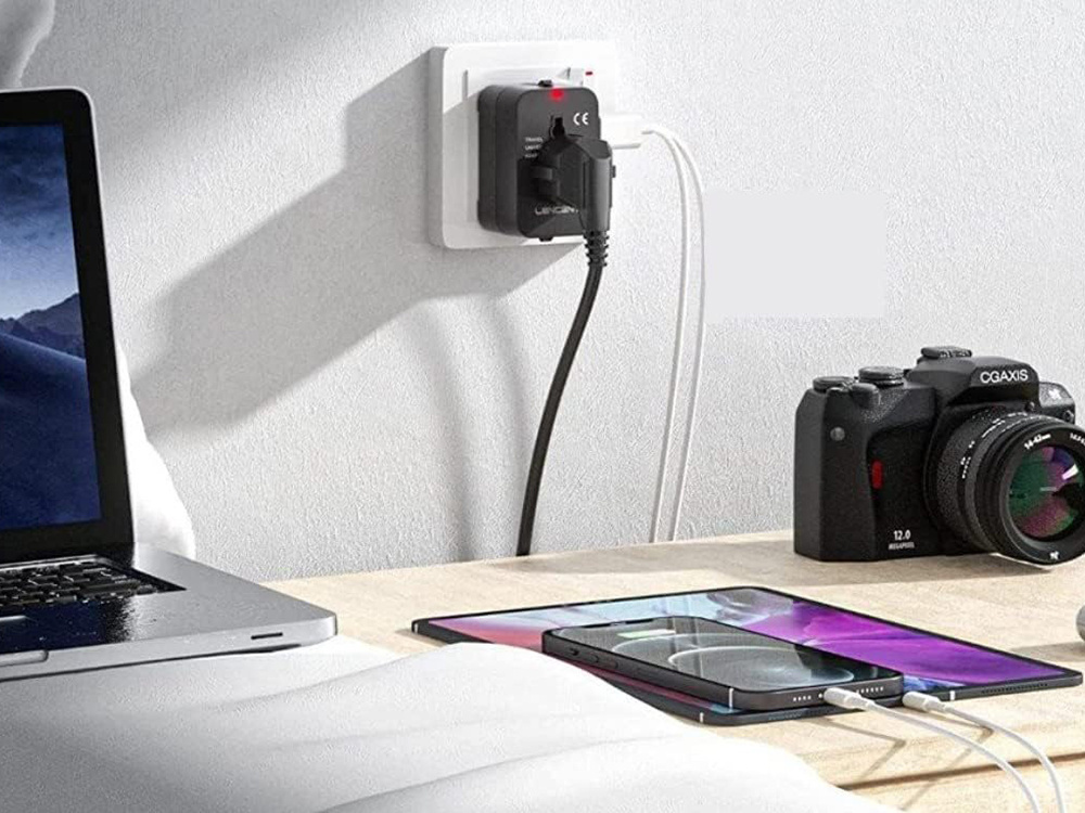 Universalus adapteris su 2 usb jungtimis