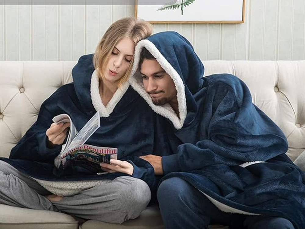 Šiltas oversize pledsa su gobtuvu, tamsiai mėlyna