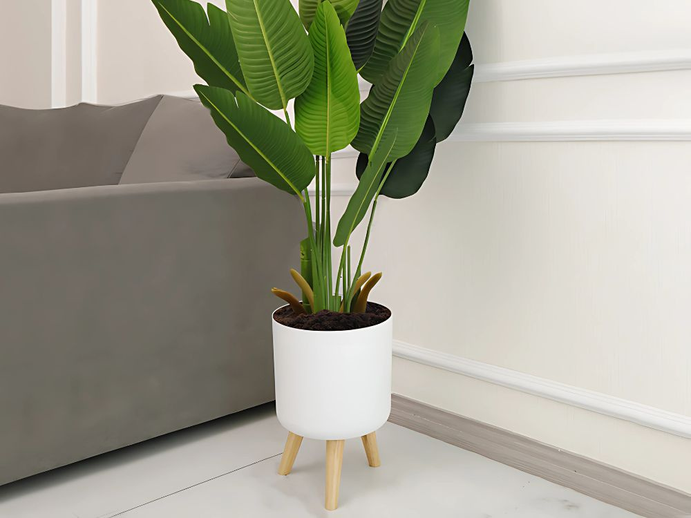 Baltas plastikinis vazonas su medinėmis kojelėmis 24 cm
