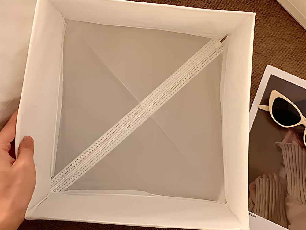 Tekstilinė dėžutė drabužiams ir avalynei, 28x28x10 cm, balta