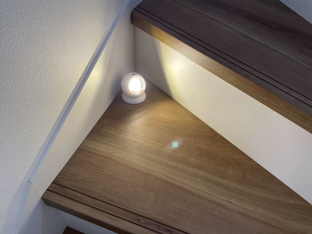 Led cob lemputė su judesio jutikliu ir magnetine pagrindo sistema