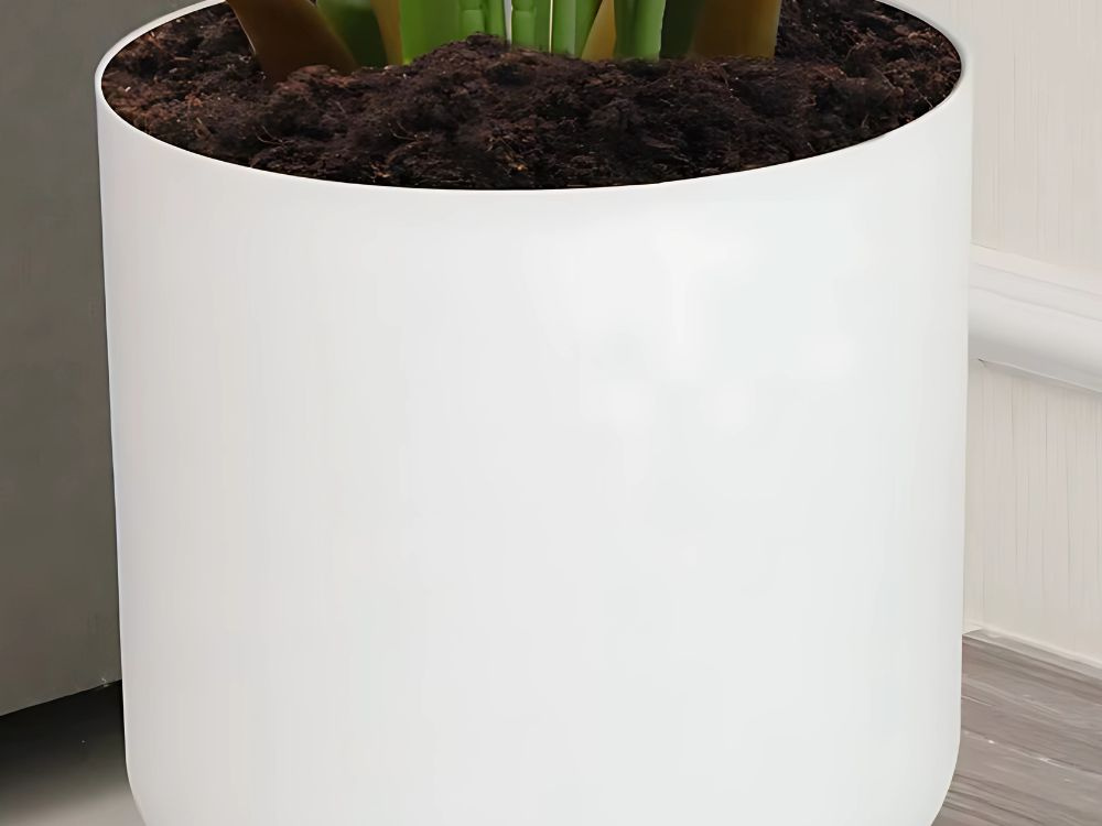 Baltas vazonas su medinėmis kojelėmis, 19,5 cm