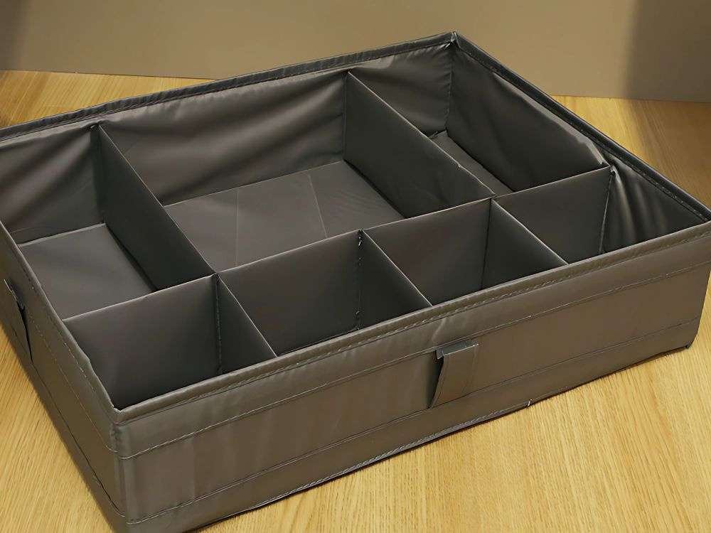 Pilkas dėklas su 7 skyreliais drabužiams, 44x34x11 cm