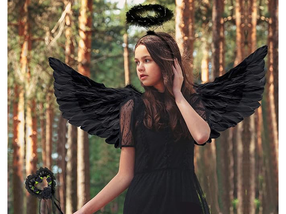 Juodi plunksnų angelų sparnai