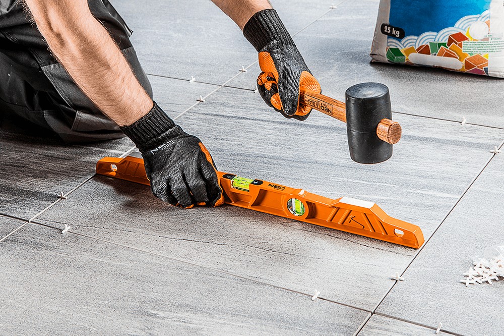 Neo guminis plaktukas su medine rankena 680g 380mm 25-053