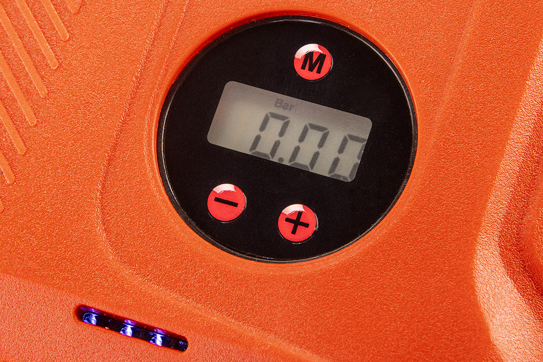 Automobilio paleidimo įrenginys su kompresoriumi ir LED žibintuvėliu
