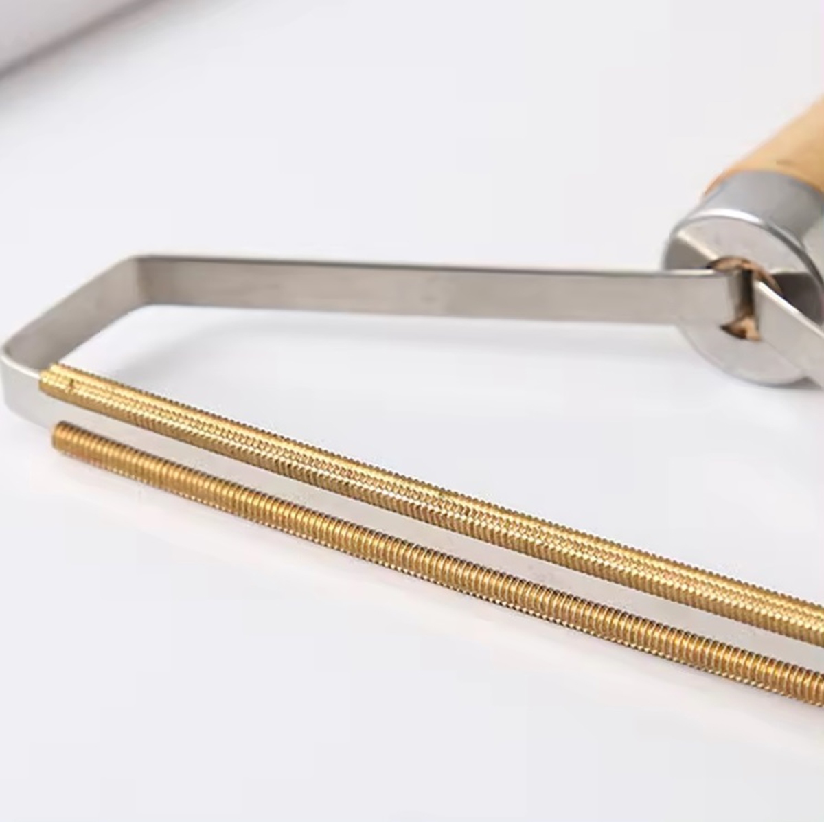 Kompaktiška pūkų šalinimo priemonė su plieniniais ašmenimis, 16 cm