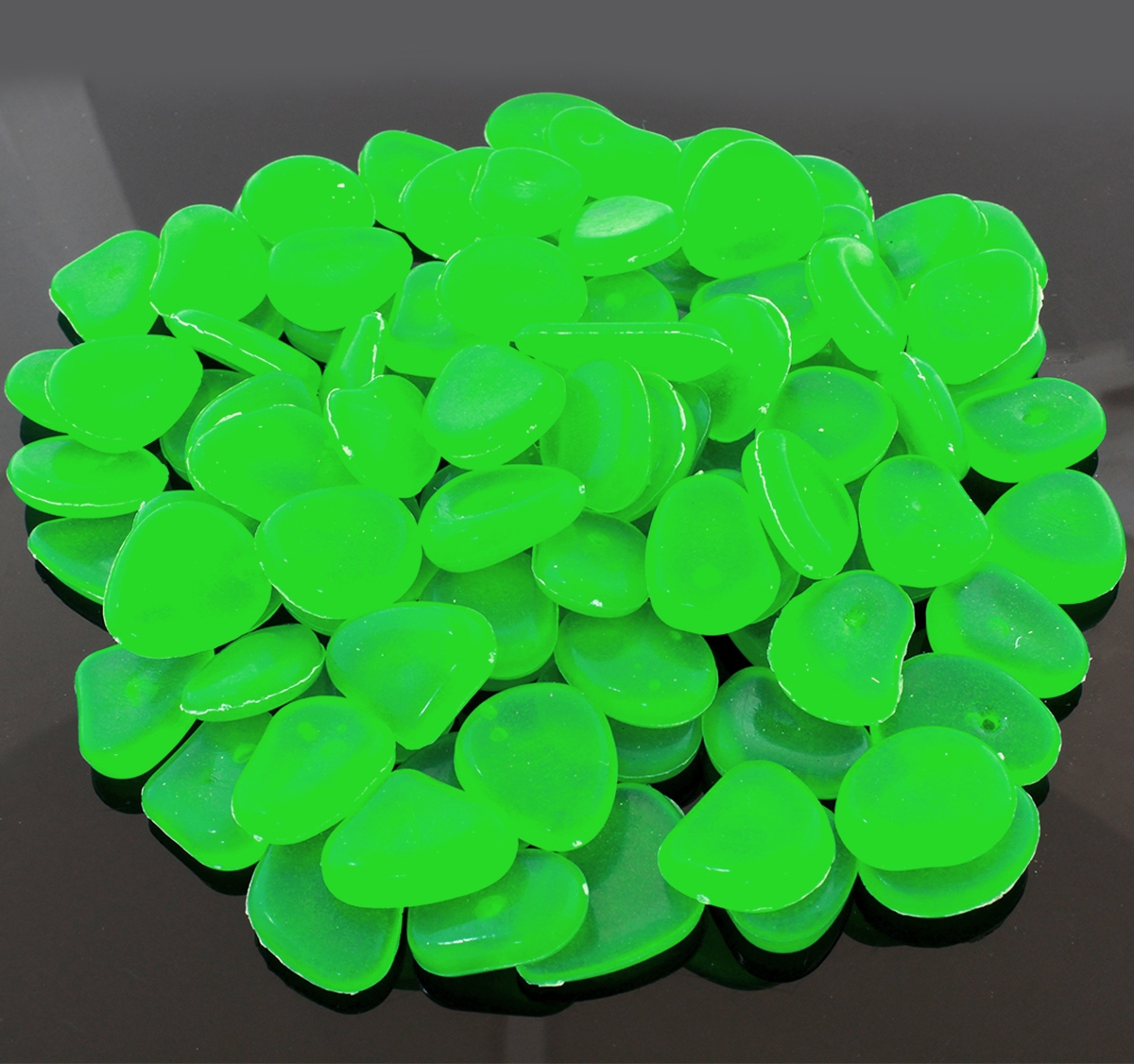 Fluorescenciniai akmenukai žali