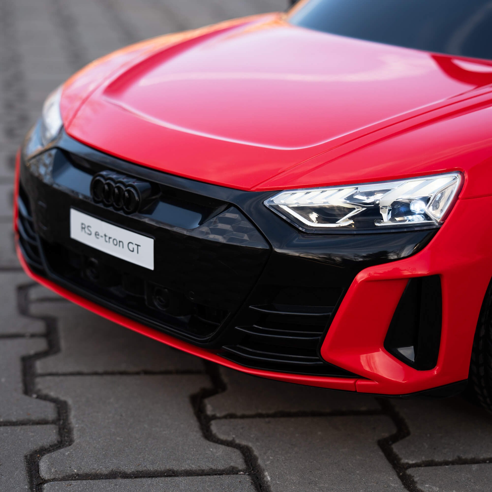 Elektrinis vaikų automobilis springos audi rs e-tron gt, 103x58x41 cm, raudonas/juodas