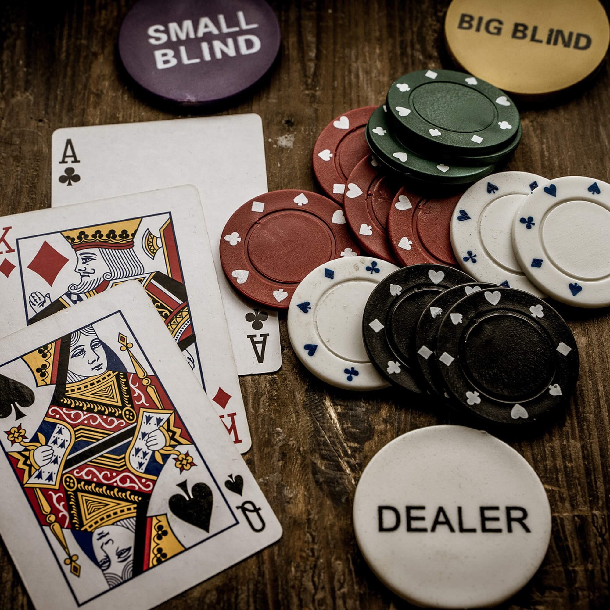 Pokerio rinkinys springos su 300 žetonų ir lagaminu