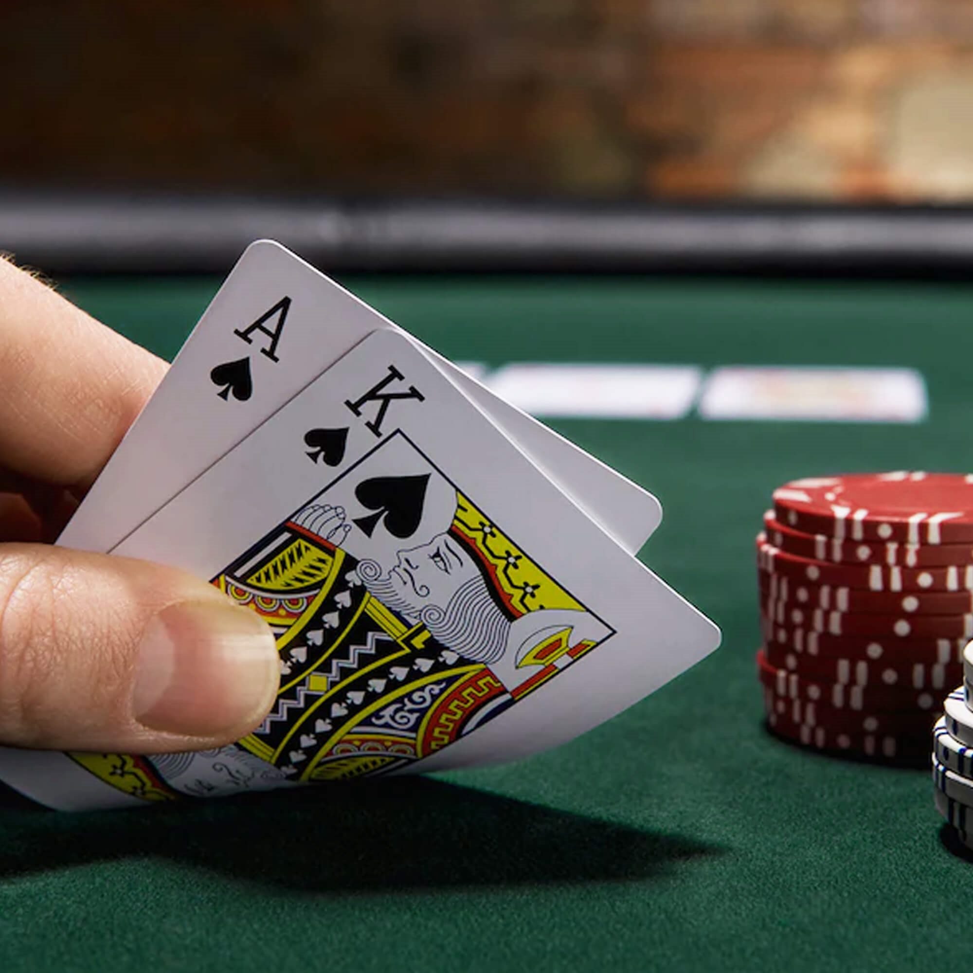 Pokerio rinkinys springos su 300 žetonų ir lagaminu