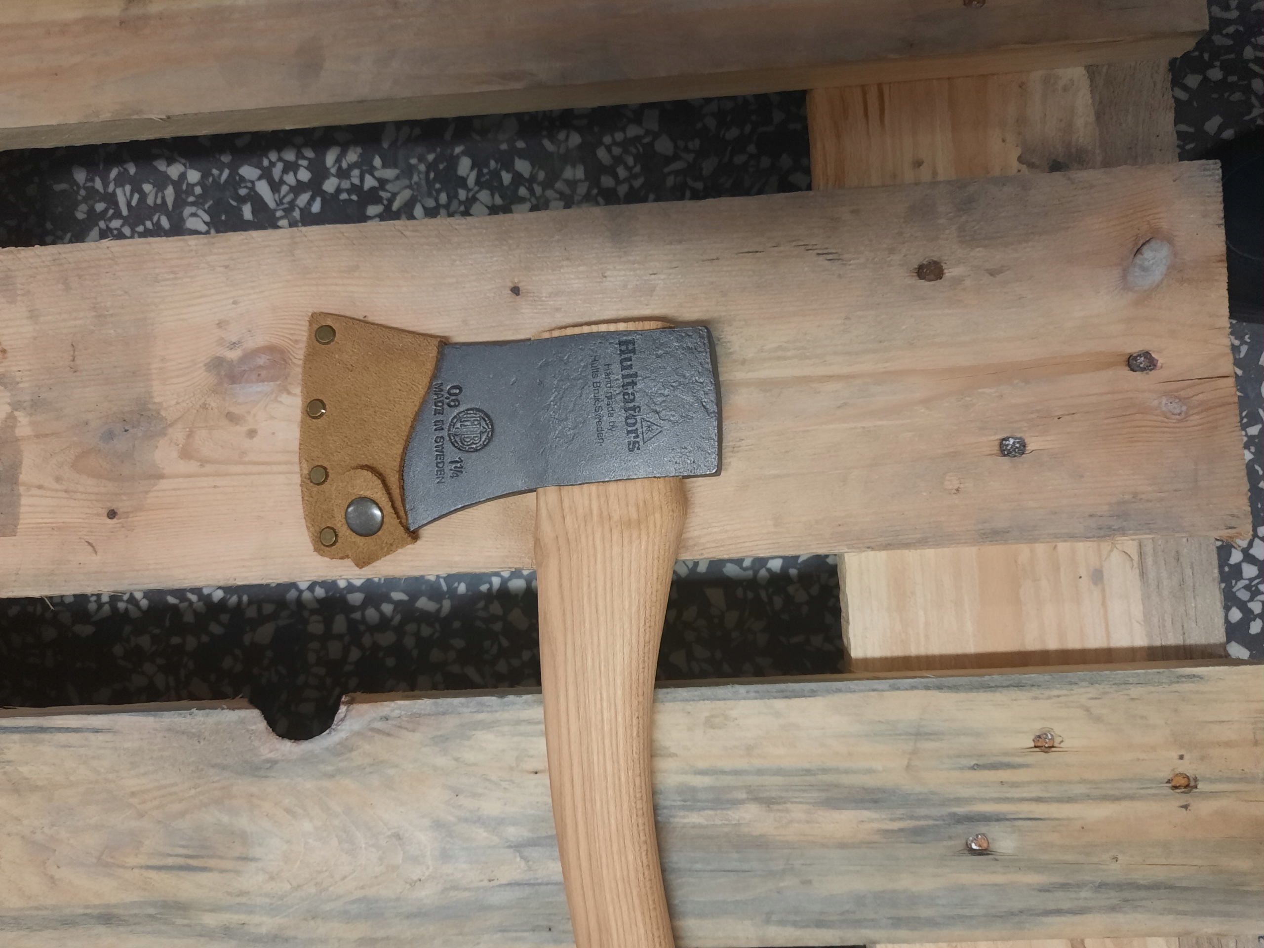 HULTAFORS H006SV Švediškas rankomis kaltas kirvis hikorio rankena