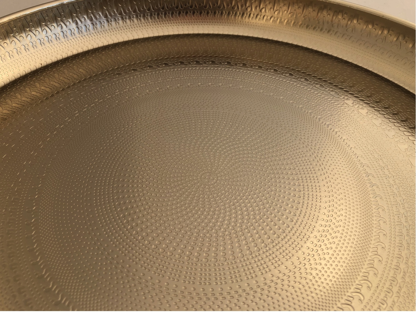 AUKSINIS DEKORATYVINIS METALINIS PADĖKLAS DEKORACIJOMS 32 CM